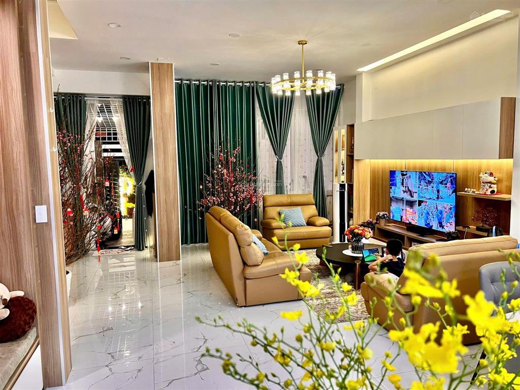 Full nội thất !!! biệt thự mt khu ao sen 10x20m 1 hầm 3 tầng 5pn  gần aeon mall