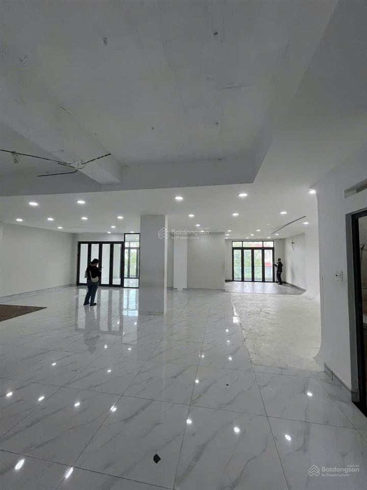 Nhà đẹp mtkd 20m đường số 1  12 x 20m 3 tầng trống suốt  có lề 5m  kinh doanh đa ngành