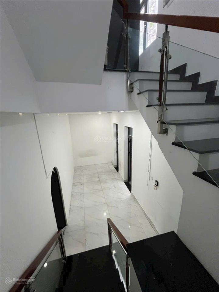Nhà đẹp mtkd 20m đường tốt  12 x 20m 3 tầng trống suốt  có lề 5m  tiện doanh đa ngành