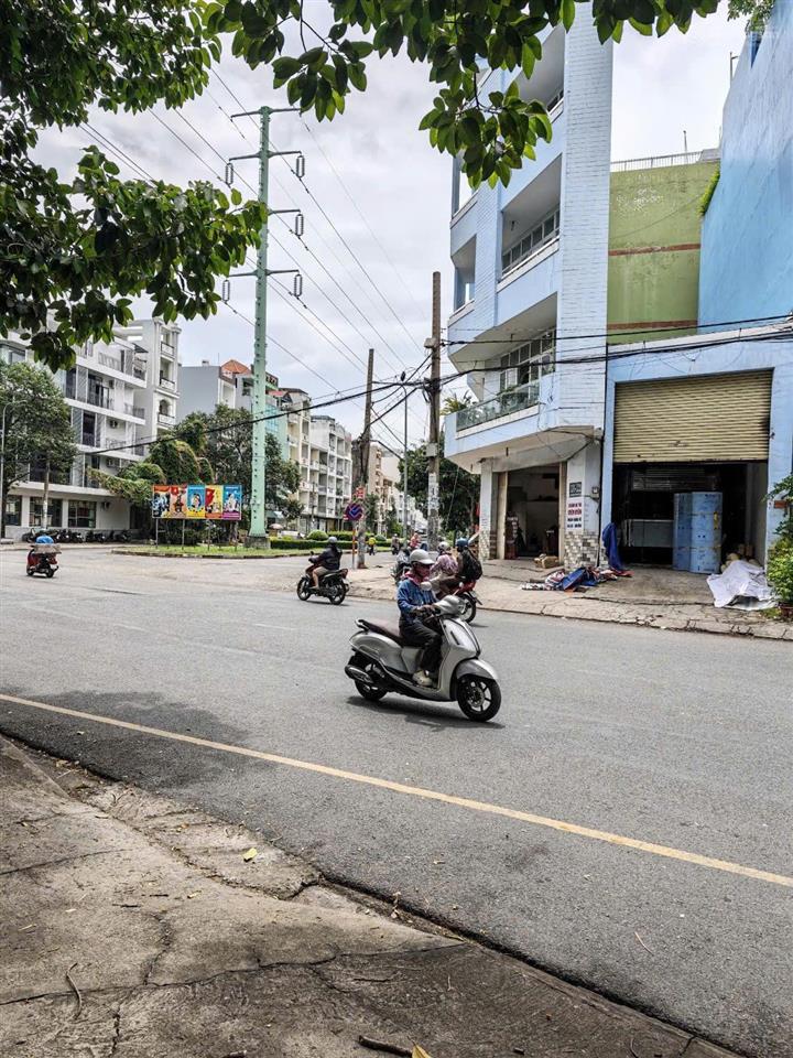 Đối diện công viên lớn !!! đất rẻ mtkd 20m khu bình phú 4 x 21,5m xây 3,5 tấm