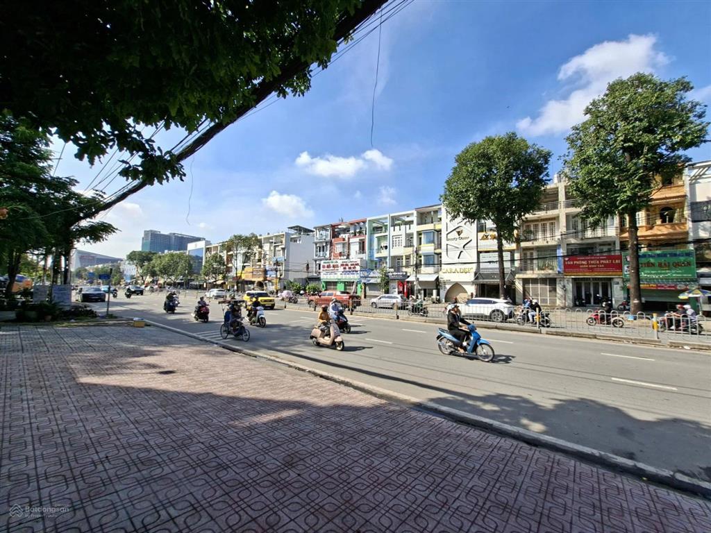 Nhà đẹp mtkd đường 60m tên lửa, 4,5 x 20m, 4 tầng, 5pn  lề lớn 8m  sát aeon chỉ 20m