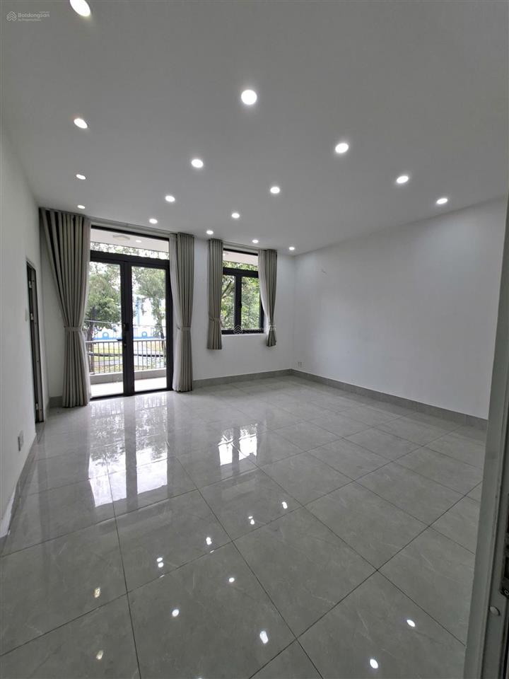 Nhà đẹp mt đường 20m khu ao sen 5x25m 4 tầng 6pn+máy lạnh gần tên lửa aeon chỉ 100m