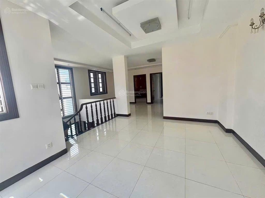 Sát công viên !!! biệt thự sân vườn khu tên lửa 10 x 25m 3 tầng 6pn + máy lạnh  gần đường số 7