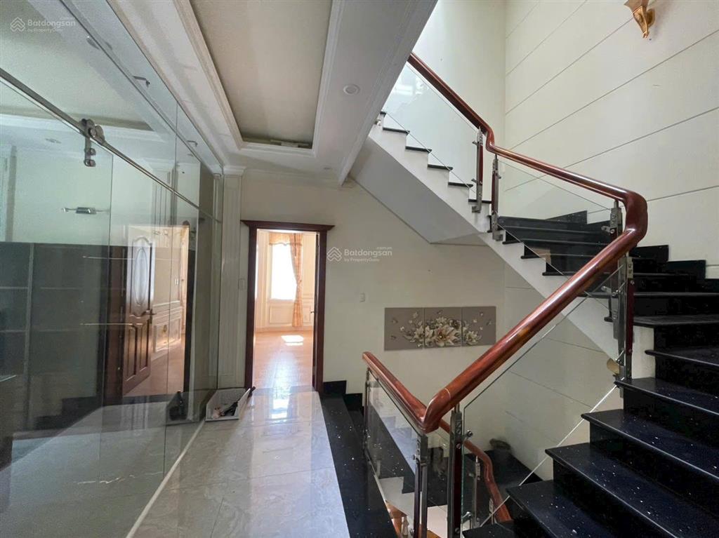 Ngay công viên, full nội thất! biệt thự vip 10x20m 1 hầm 3 tầng có gara ô tô  sát đường số 7