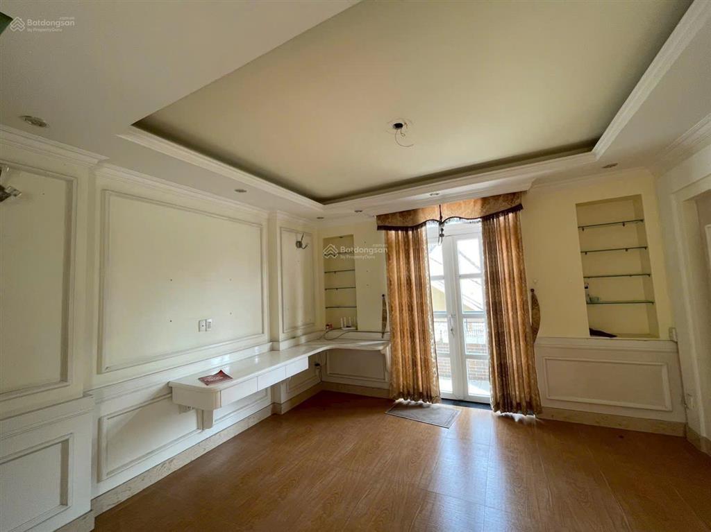 Ngay công viên, full nội thất! biệt thự vip 10x20m 1 hầm 3 tầng có gara ô tô  sát đường số 7