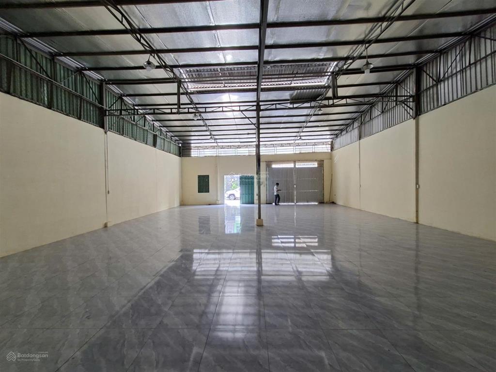 Kho đẹp sạch sẽ khu bình phú 8 x 16m có lót gạch men 1 wc  gần công viên vành đai