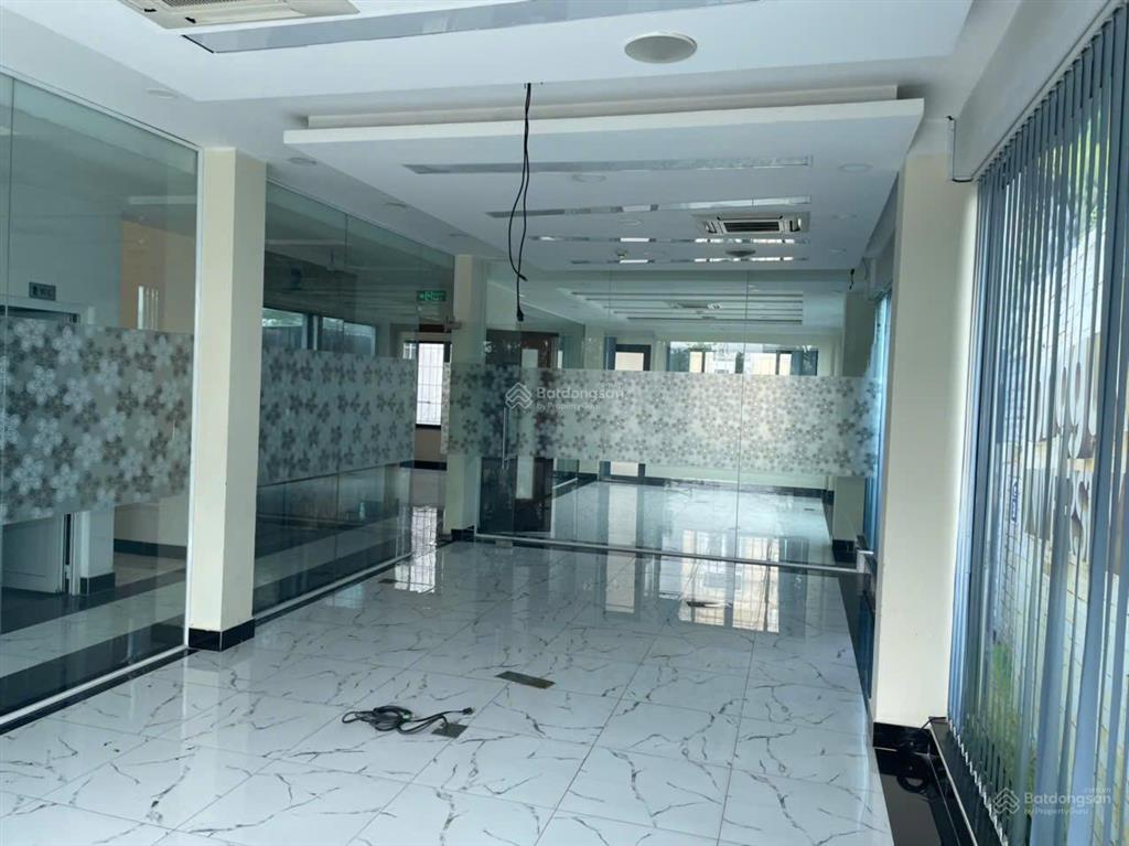 Biệt thự kdc lý chiêu hoàng 12 x 18m 1 hầm + 3 tầng trống suốt  giáp kdc bình phú