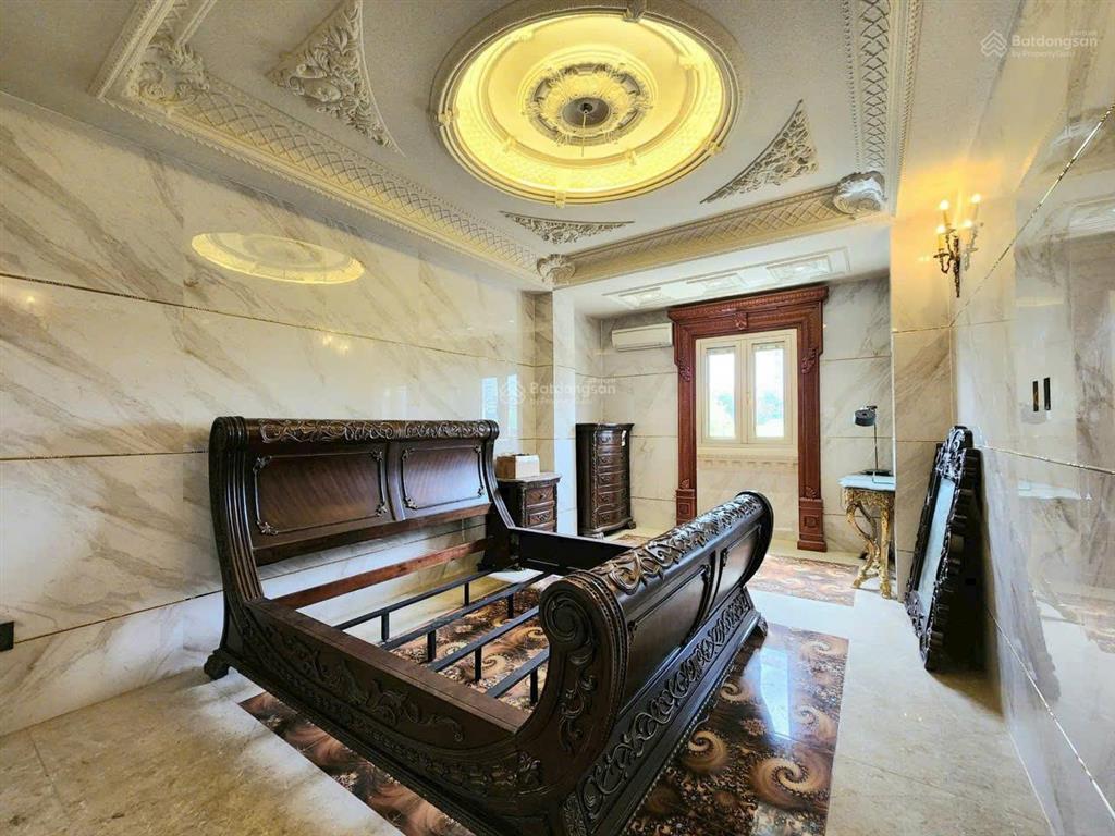 Vip !!! biệt thự full nội thất tân cổ điển mtkd khu tên lửa  10x20m 1 hầm 4 tầng  có thang máy