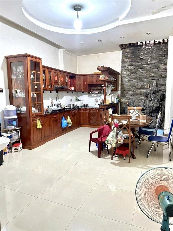 Mặt tiền đường chợ lớn, nhà 4 tầng, vị trí đẹp, kinh doanh đa ngành nghề