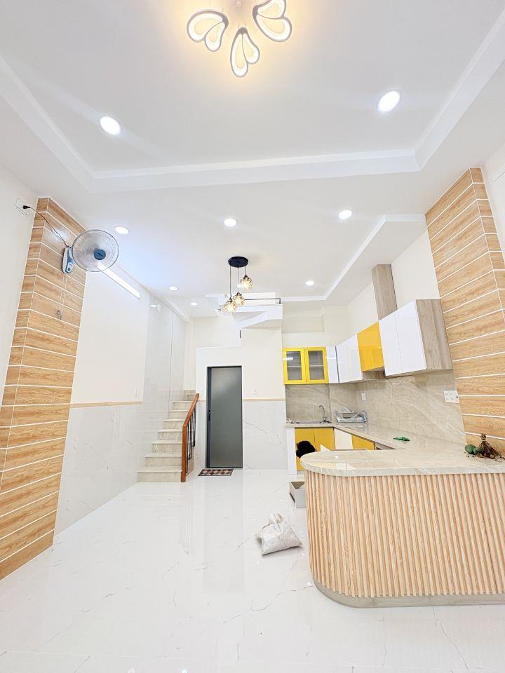 Bán gấp nhà mới Lạc Long Quân, Tân Bình ô tô tới cửa, tặng nội thất, khu dân trí, 5.X tỷ.  