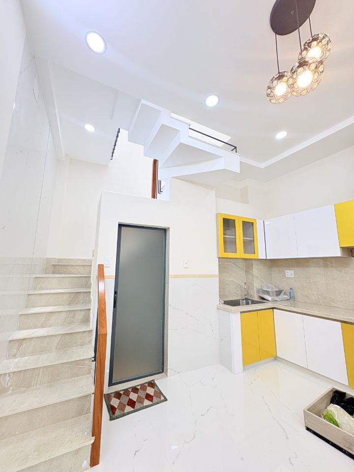 Bán gấp nhà mới Lạc Long Quân, Tân Bình ô tô tới cửa, tặng nội thất, khu dân trí, 5.X tỷ.  