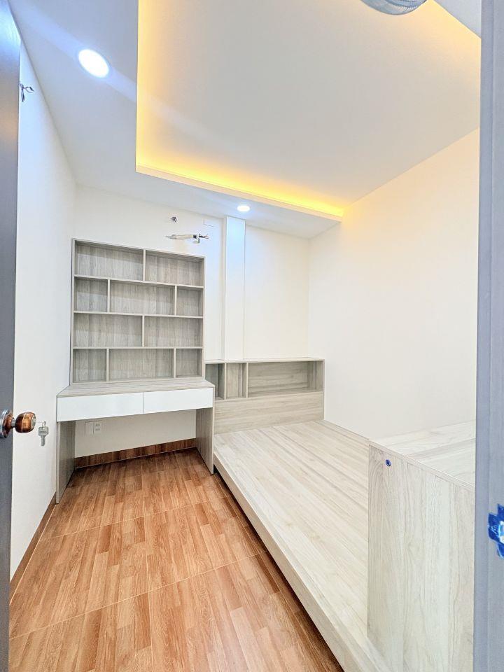 Bán gấp nhà mới Lạc Long Quân, Tân Bình ô tô tới cửa, tặng nội thất, khu dân trí, 5.X tỷ.  