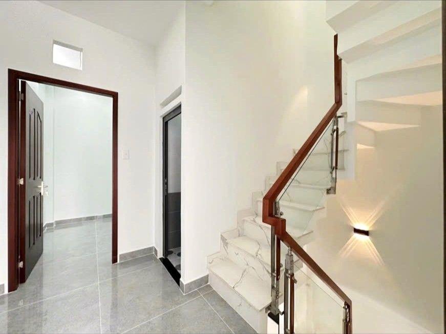 Nhà mới, đẹp 3 tầng hẻm xe hơi thông Gò Xoài 4PN, gần chợ khu sầm uất, đủ tiện ích 5.X tỷ.  🔹 