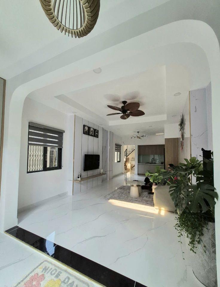 Bán gấp nhà mới siêu phẩm hẻm ôtô sát mặt tiền chợ vải Phú Thọ,nở hậu tặng  nội thất 6.X tỷ. Hiếm
