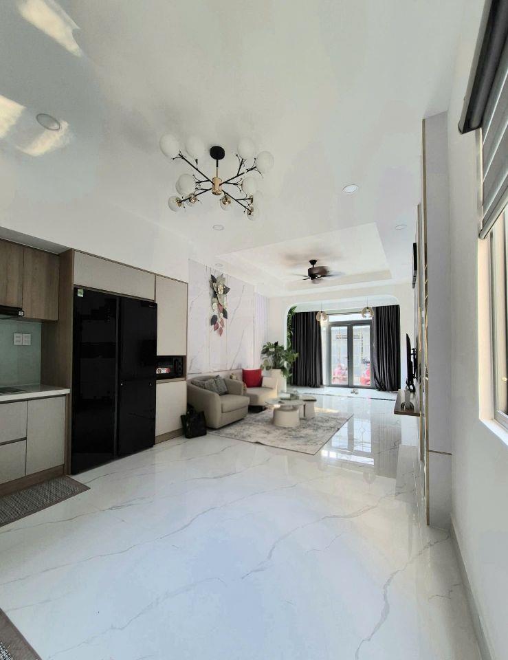 Bán gấp nhà mới siêu phẩm hẻm ôtô sát mặt tiền chợ vải Phú Thọ,nở hậu tặng  nội thất 6.X tỷ. Hiếm