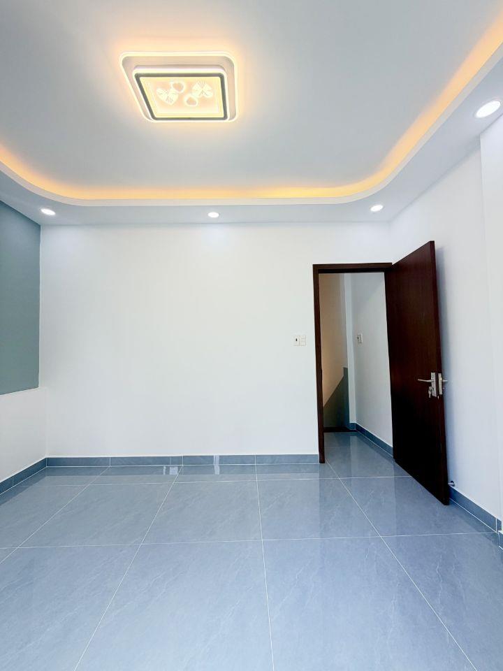 Nhà mới, đẹp căn góc Trịnh Đình Trọng, hẻm 5m sầm uất đủ tiện ích, không lộ giới, 4.X tỷ.  