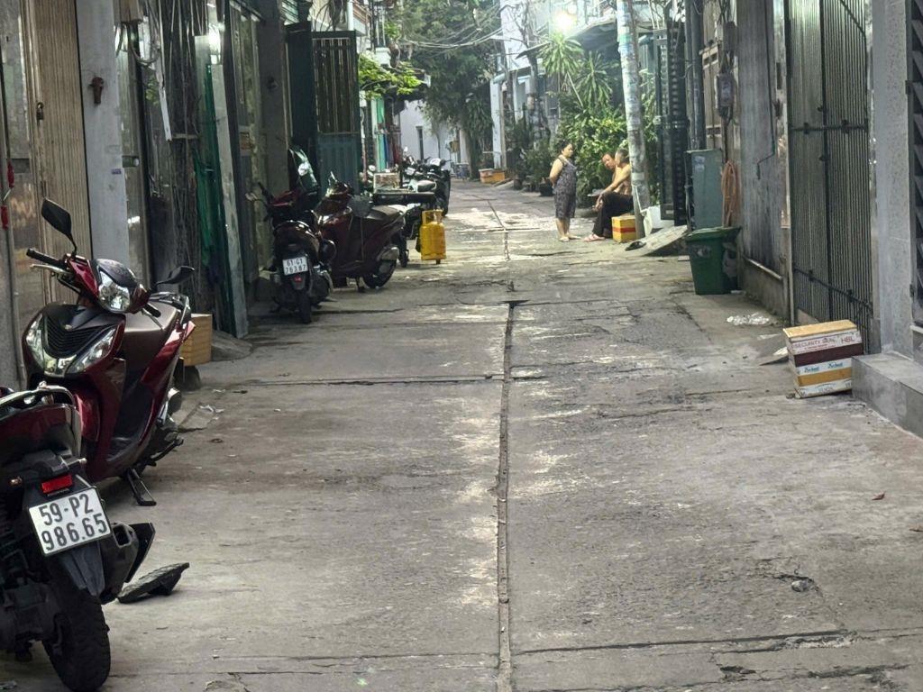 Hẻm ô tô thông, nhà đẹp ở ngay gần Gò Xoài, khu dân cư hiện hữu, đủ tiện ích chỉ 3.X tỷ.  🏡 