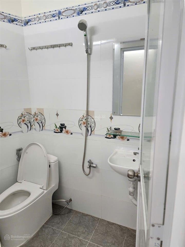 Nhà nguyên căn đầy đủ nội thất, gần trường đh mở ở lê văn lương