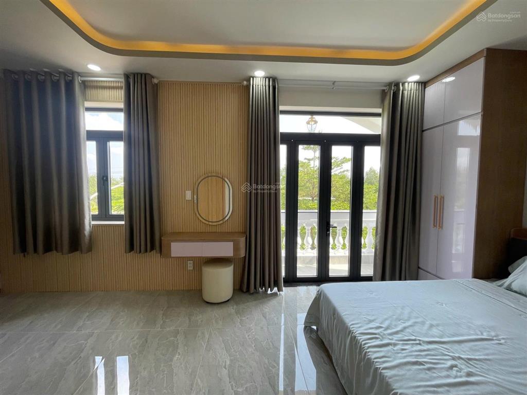Nhà biệt thự đẹp thang máy full nội thất kdc ven sông cực đẹp