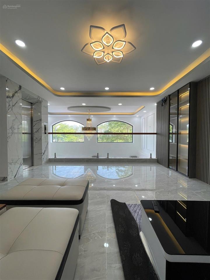 Nhà biệt thự đẹp thang máy full nội thất kdc ven sông cực đẹp