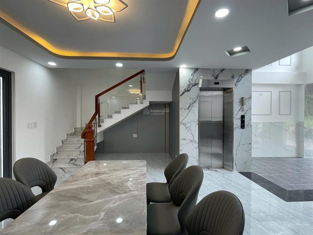 Nhà biệt thự đẹp thang máy full nội thất kdc ven sông cực đẹp
