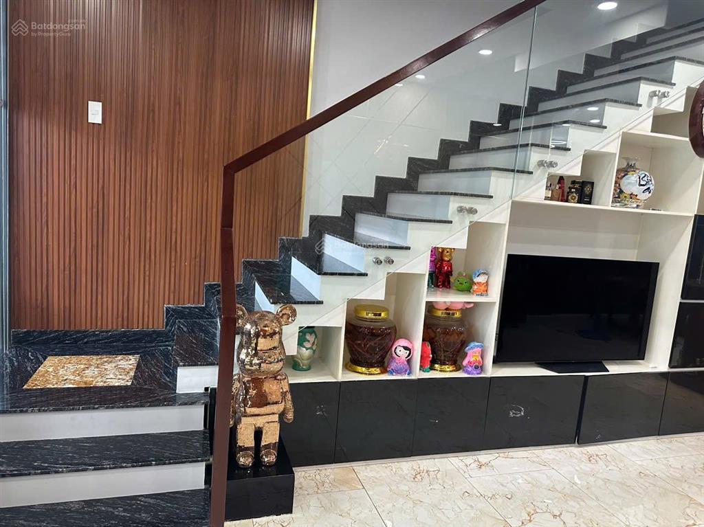 Cho thuê nhà nguyên căn nội thất đầy đủ trong kdc đào sư tích 85m2. 1 trệt, 2 lầu, sân thượng.