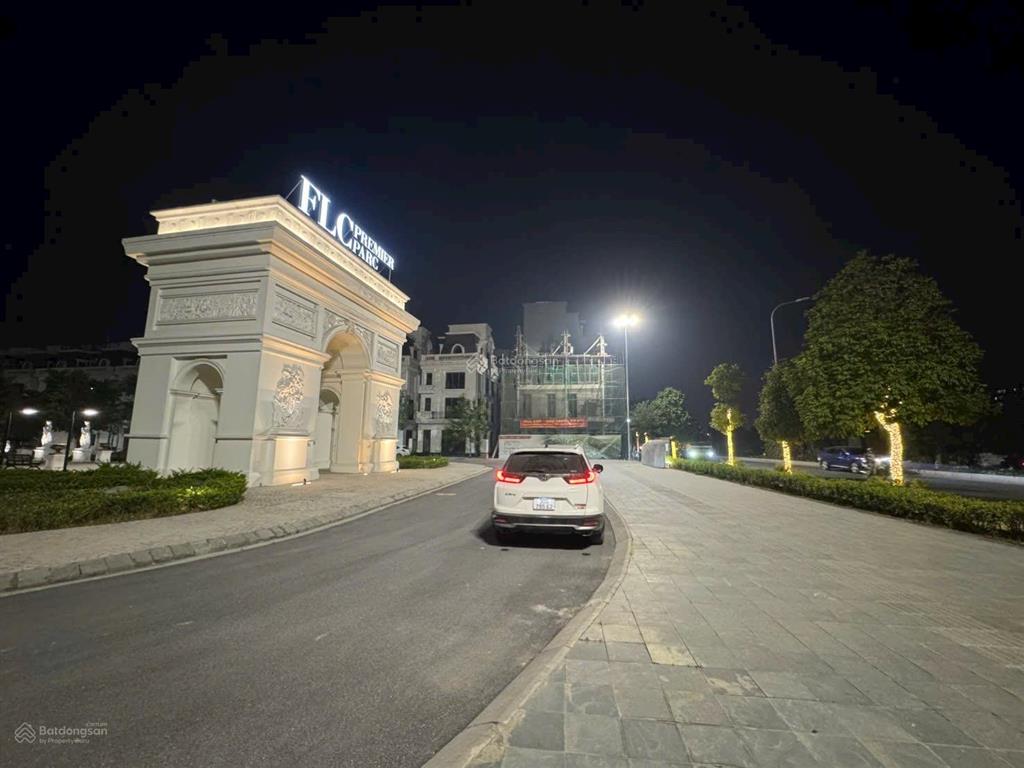 Bán liền kề ô góc mặt quảng trường kđt flc premier parc đại mỗ