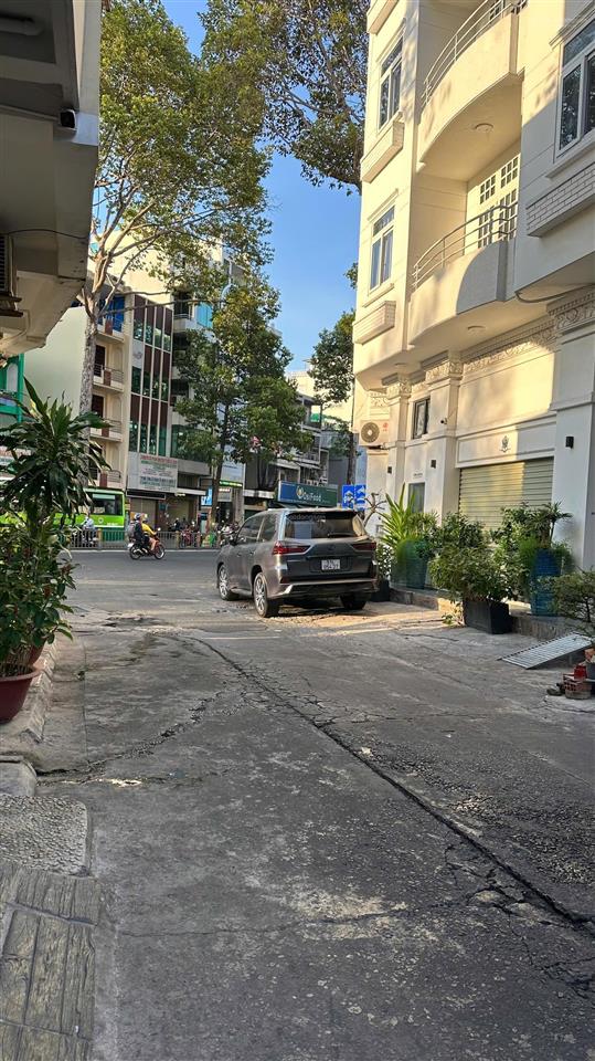 Nhà bán nở hậu mặt tiền 3/2  quận 11