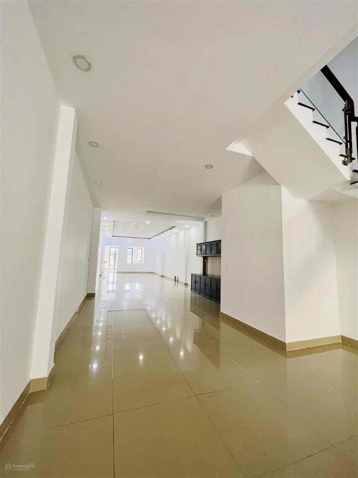 Cho thuê nguyên căn nhà siêu rộng dt 5x50m tầng trệt trống suốt hợp ở chứa hàng may mặc vp công ty