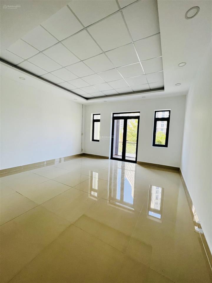 Cho thuê nguyên căn nhà siêu rộng dt 5x50m tầng trệt trống suốt hợp ở chứa hàng may mặc vp công ty