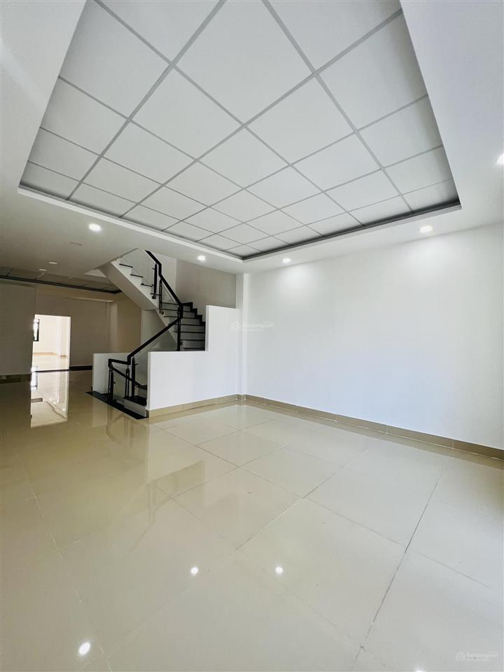 Cho thuê nguyên căn nhà siêu rộng dt 5x50m tầng trệt trống suốt hợp ở chứa hàng may mặc vp công ty