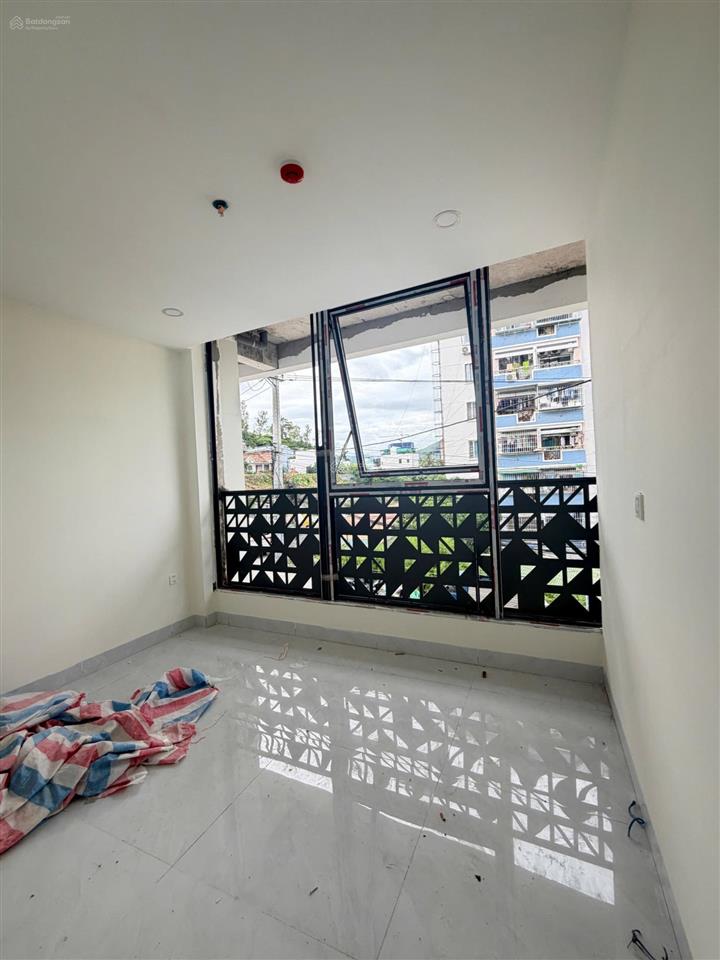 Bán tòa căn hộ 7 tầng hòn chồng, 120m, 3 tiền mặt, cách biển 300m, dòng tiền 135tr/tháng giá 26 tỷ