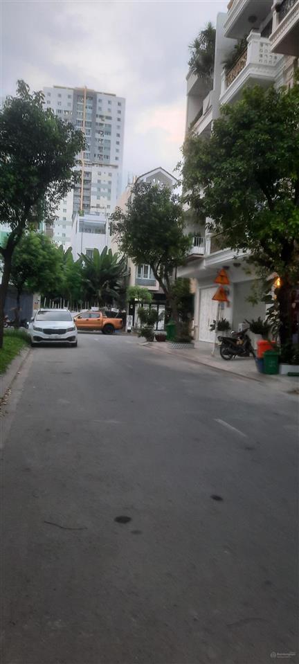 Bán biệt thự sân vườn góc 2 mặt tiền đường số phạm hữu lầu p.phú mỹ q.7 dt 20x24m giá 70 tỷ