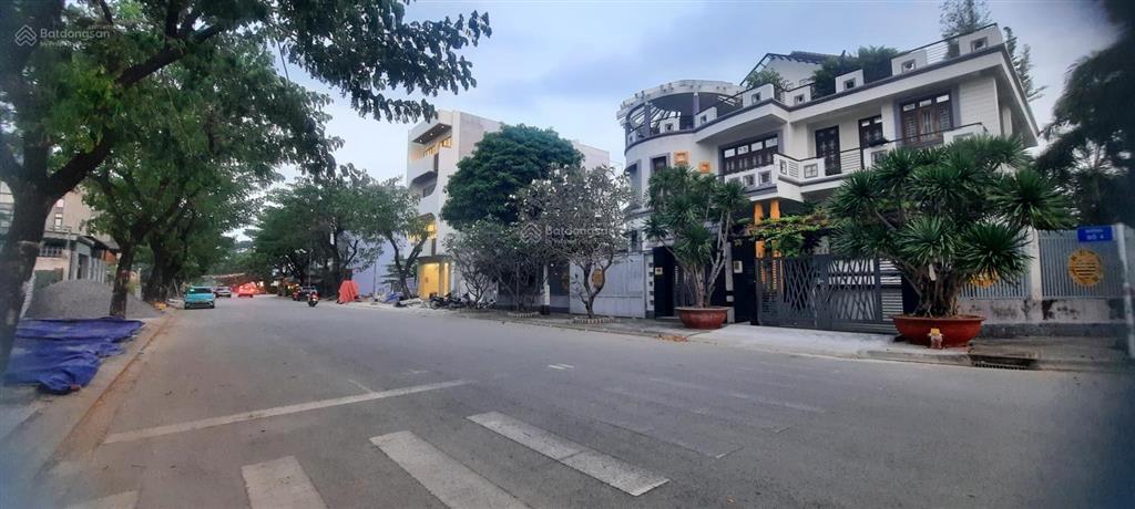 Bán biệt thự sân vườn góc 2 mặt tiền đường số phạm hữu lầu p.phú mỹ q.7 dt 20x24m giá 70 tỷ