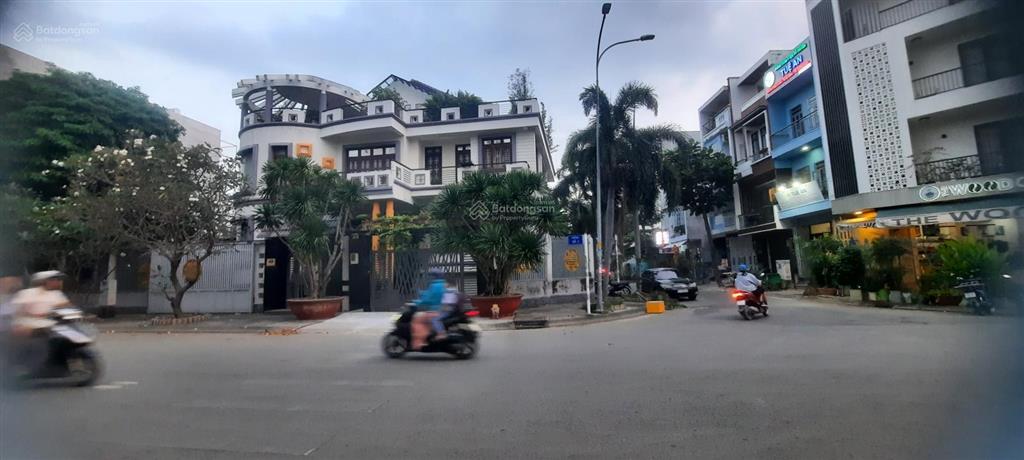 Bán biệt thự sân vườn góc 2 mặt tiền đường số phạm hữu lầu p.phú mỹ q.7 dt 20x24m giá 70 tỷ