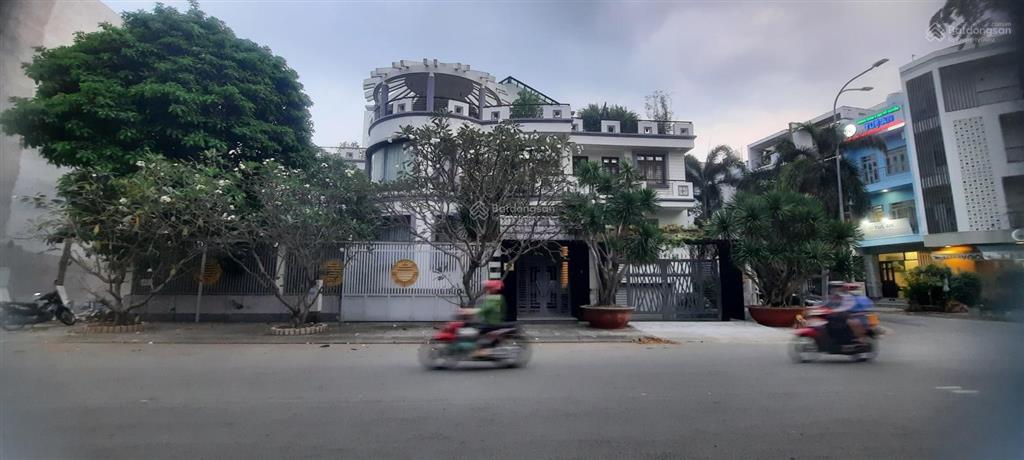 Bán biệt thự sân vườn góc 2 mặt tiền đường số phạm hữu lầu p.phú mỹ q.7 dt 20x24m giá 70 tỷ