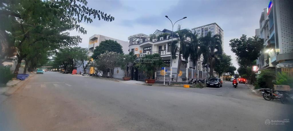 Bán biệt thự sân vườn góc 2 mặt tiền đường số phạm hữu lầu p.phú mỹ q.7 dt 20x24m giá 70 tỷ