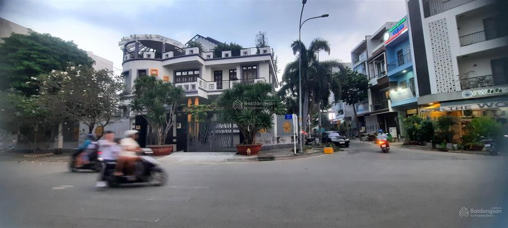 Bán biệt thự sân vườn góc 2 mặt tiền đường số phạm hữu lầu p.phú mỹ q.7 dt 20x24m giá 70 tỷ