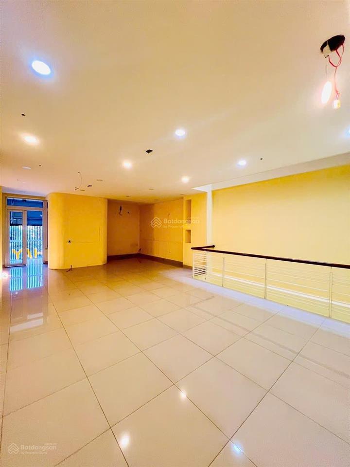 Cho thuê nhà 4 tầng 130m2 ngang 6m mặt tiền đường thích quảng đức, hướng đông mát mẻ.