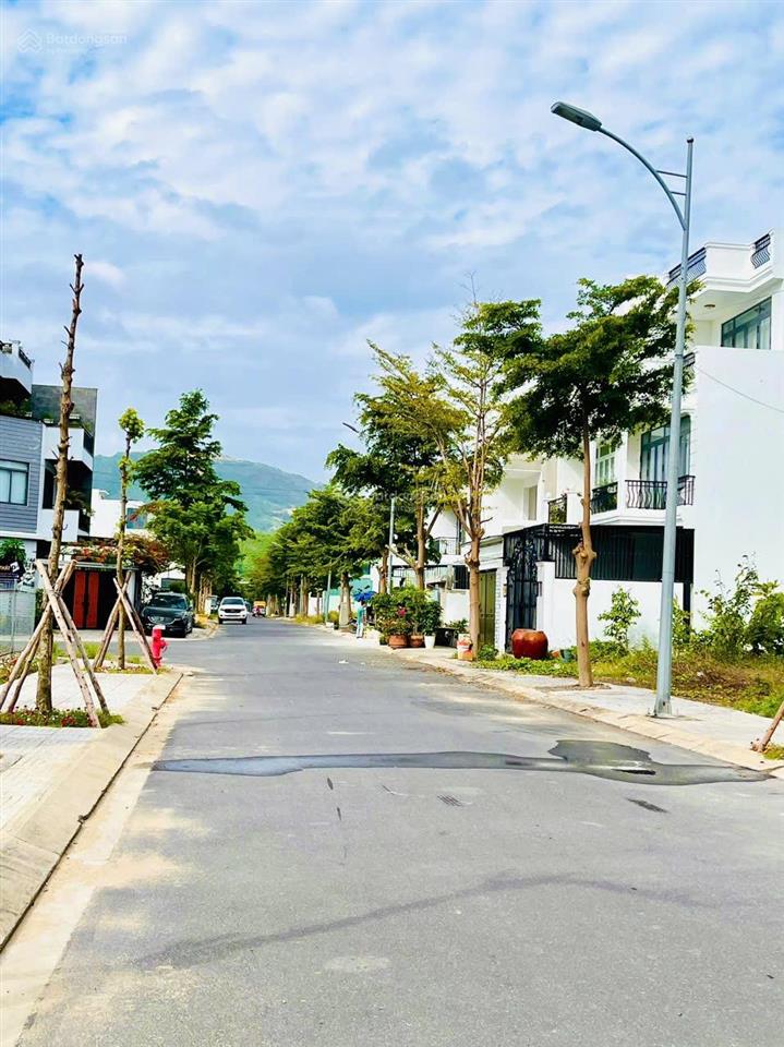 Cho thuê nhà 3 tầng gói 3mỹ gia có thang máy hướng đông bắc.