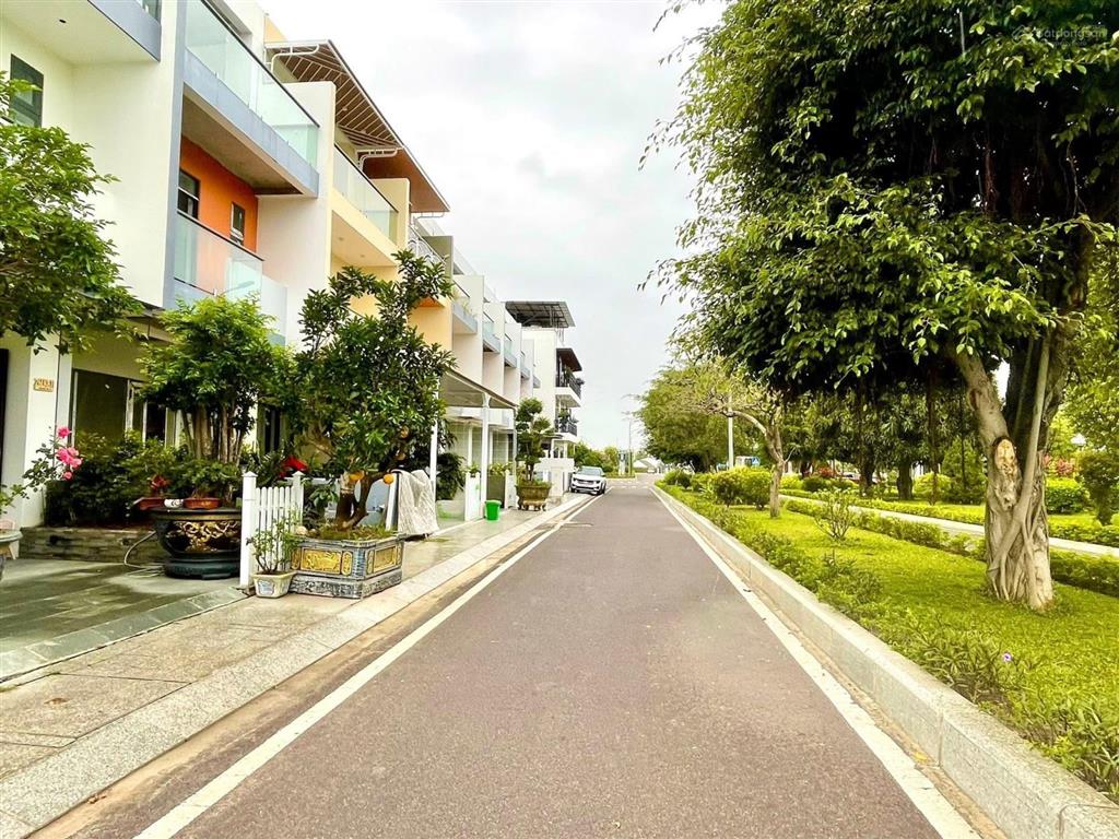 Bán nhà thô 3 tầng gói 8mỹ gia gần hồ bơi hướng đông nam.