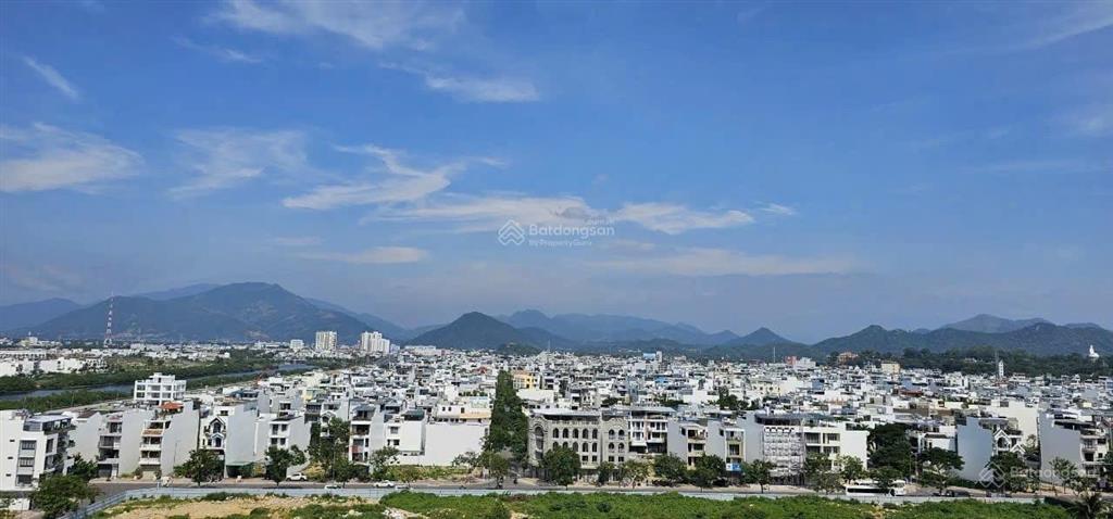 Cho thuê căn hộ góc ct2ph 3pn 2wc view đường tố hữu, full nội thất.