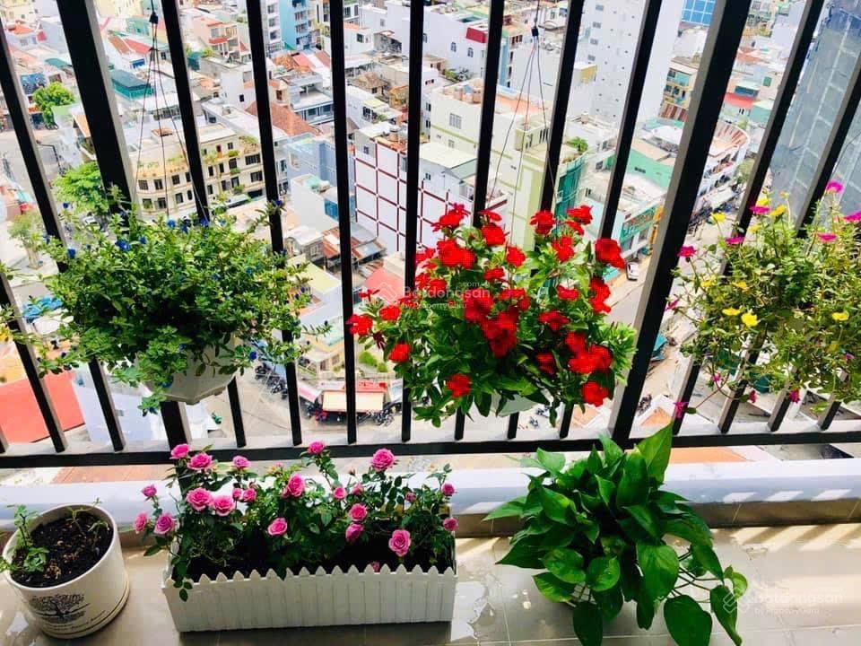 Bán căn góc căn hộ dqua 2pn2wc view phố và chợ đầm.