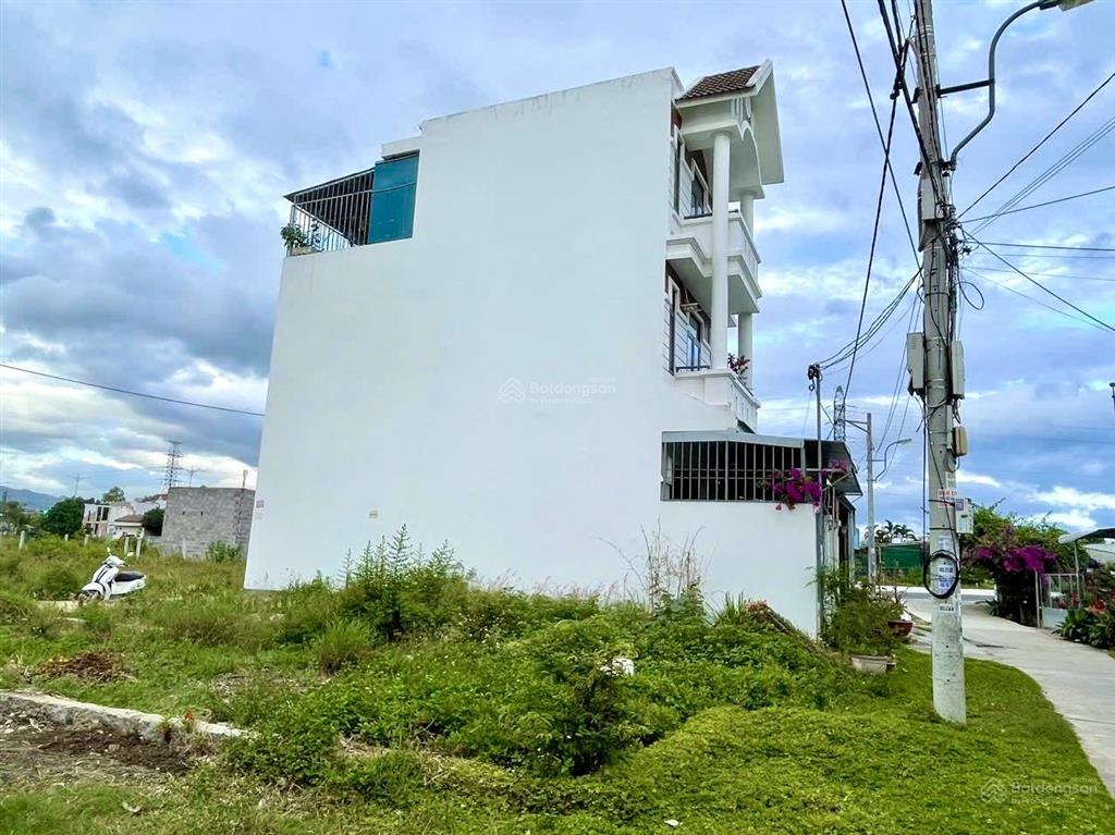 Bán lô đất 2 mặt tiền đường hẻm ô tô gần trục đường chính d30 hướng đông nam.