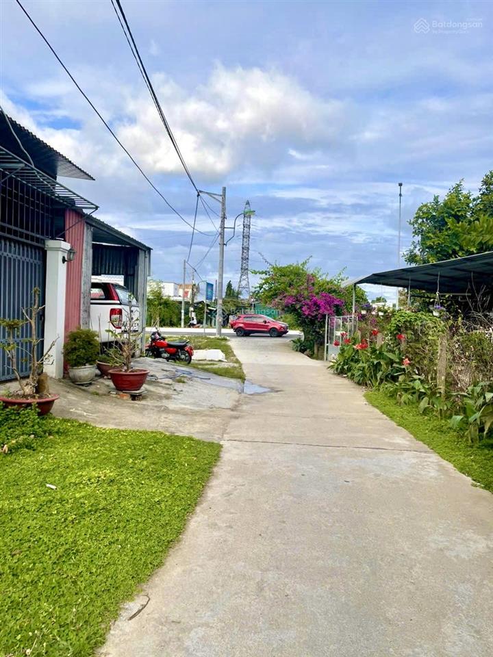 Bán lô đất 2 mặt tiền đường hẻm ô tô gần trục đường chính d30 hướng đông nam.