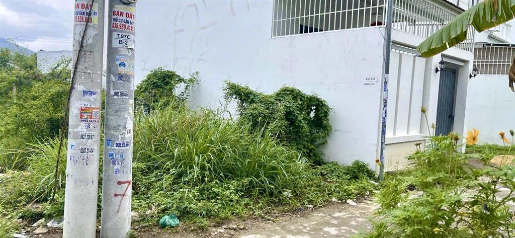 Bán lô đất 2 mặt tiền đường hẻm ô tô gần trục đường chính d30 hướng đông nam.