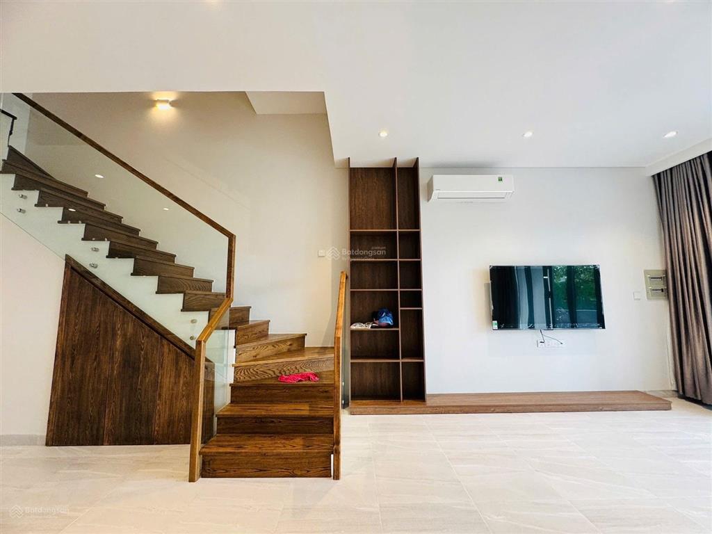 Cho thuê nhà mỹ gia gói 8 gần hồ bơi 30m, full nội thất.