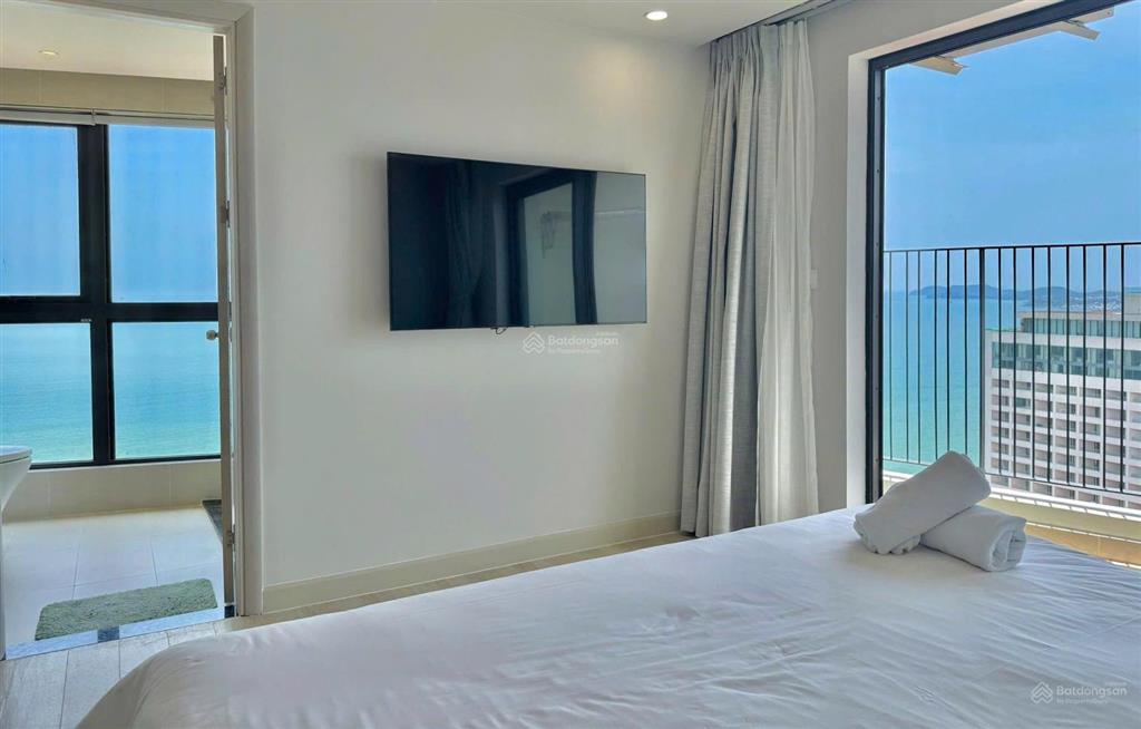 Bán căn góc căn hộ gold coast tòa nam 2pn2wc view trực diện biển.