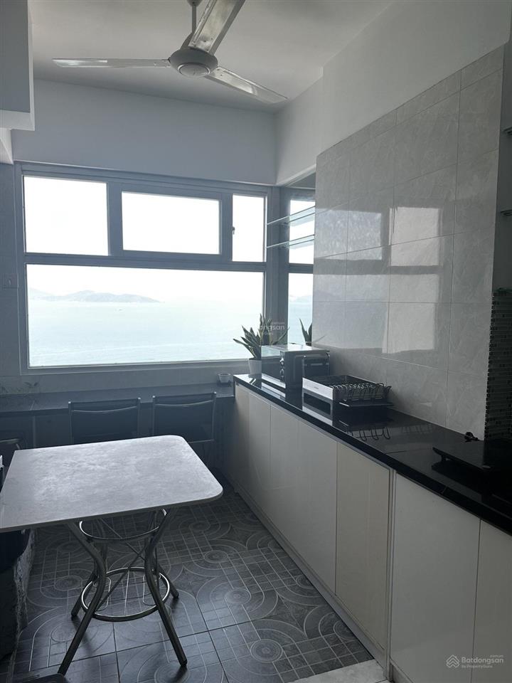 Cho thuê căn hộ mường thanh dương hiến quyền 4 phòng ngủ view biển full nội thất.