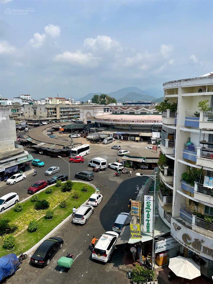 Bán căn hộ ngay cổng chợ đầm 108m2 gần biển vài bước chân.